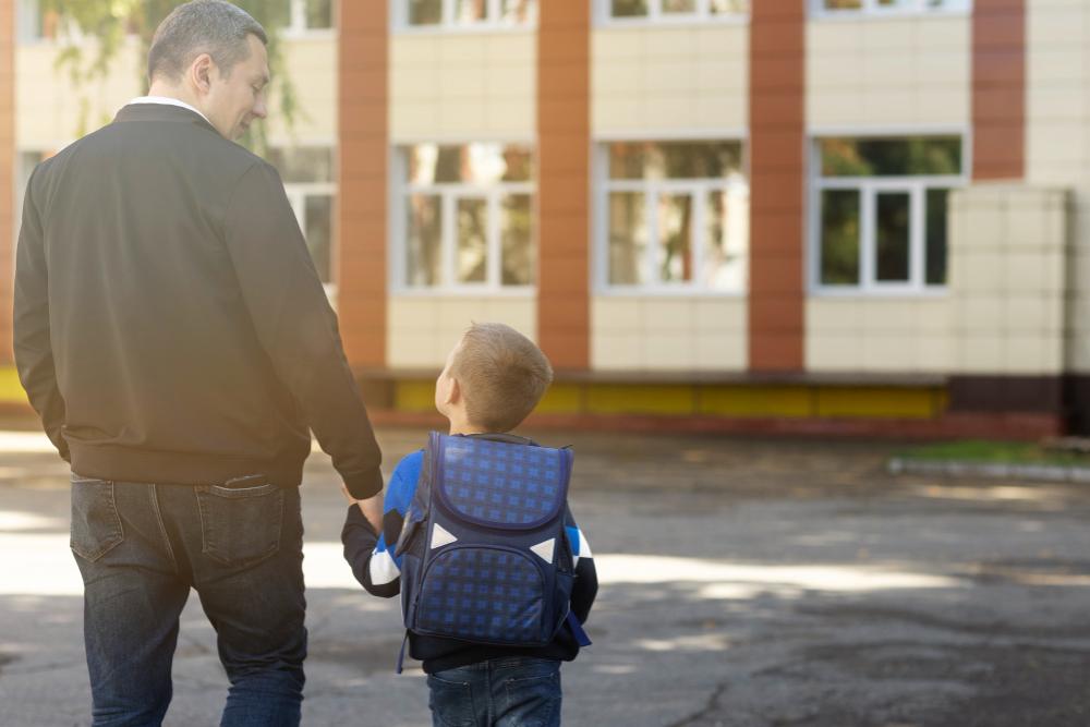 padre ayudando a su hijo con el cambio de colegio