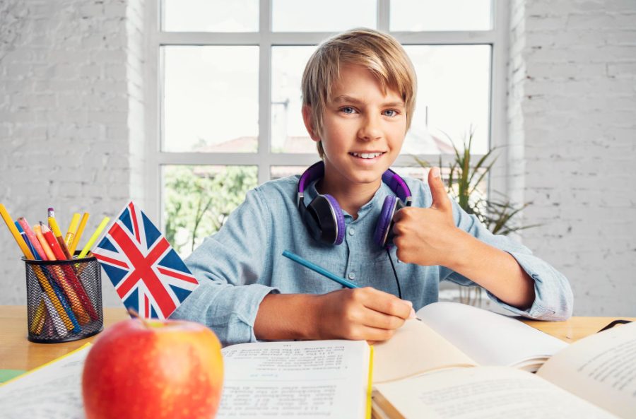 niño feliz aprendiendo inglés en la secundaria