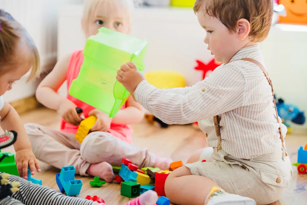 Niños haciendo actividades para el desarrollo y aprendizaje de bebés en la guardería