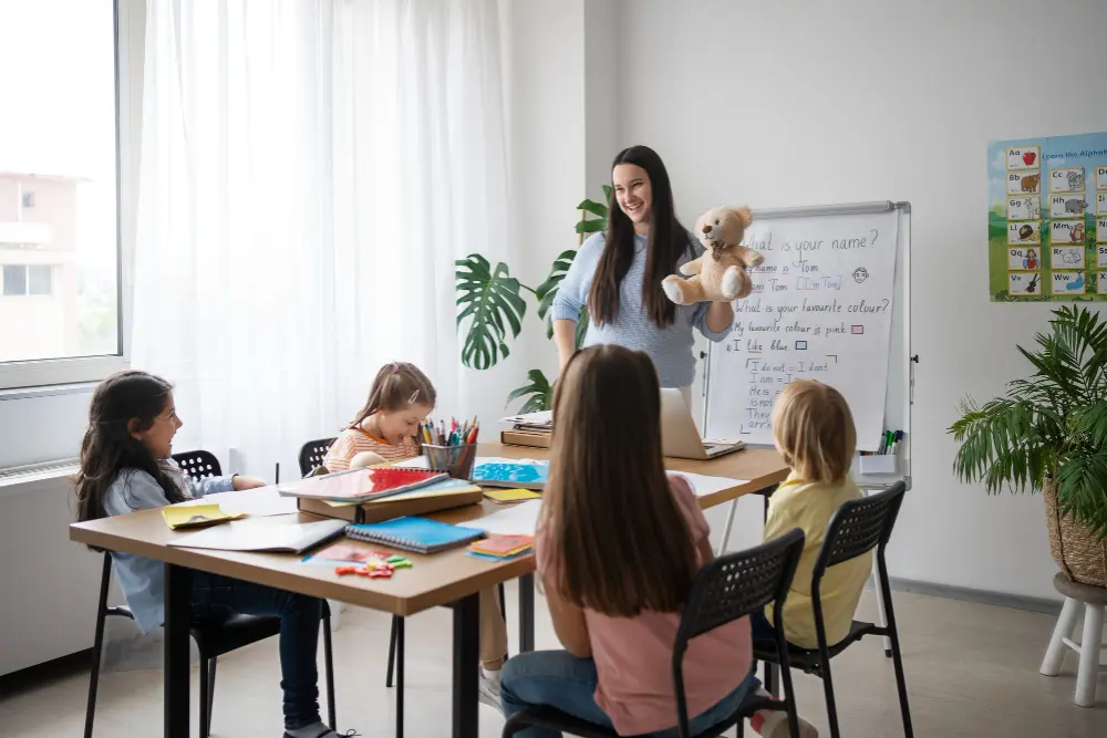 niños disfrutando de la mejor edad para aprender inglés